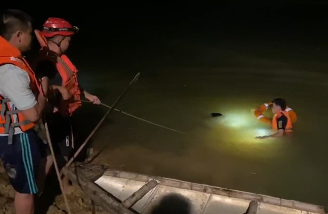Trắng đêm nỗ lực tìm kiếm nam sinh 15 tuổi bị đuối nước tại sông Yên - Ảnh 2.