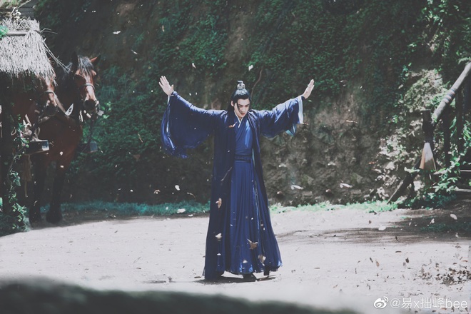 Lý Dịch Phong đẹp ngút ngàn ở hậu trường phim mới, mải mê luyện tập võ công ngó lơ luôn cả nữ chính - Ảnh 9.