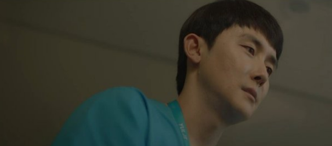 Knet phản ứng cực gắt về vệ tinh của Song Hwa ở Hospital Playlist tập cuối: Đúng là gánh nặng, giống như kẻ bám đuôi vậy? - Ảnh 2.