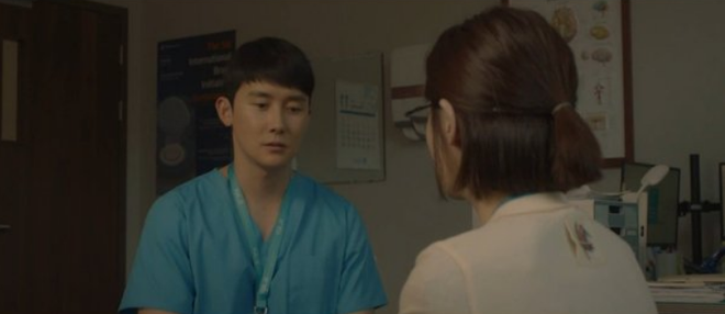 Knet phản ứng cực gắt về vệ tinh của Song Hwa ở Hospital Playlist tập cuối: Đúng là gánh nặng, giống như kẻ bám đuôi vậy? - Ảnh 3.