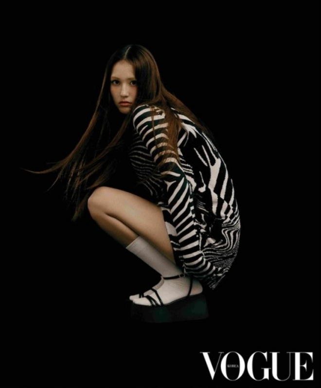 Nữ thần lai nhà YG Jeon Somi lột xác trên bìa tạp chí, không đùa được đẳng cấp nhan sắc con gái tài tử Hậu duệ mặt trời - Ảnh 2.