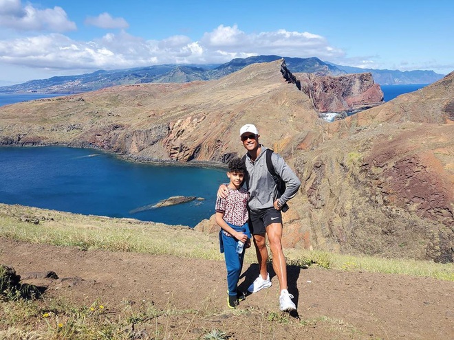 Ronaldo tình tứ tay trong tay dạo núi cùng bạn gái, bảo sao những ngày tháng tự cách ly của CR7 không hề nhàm chán - Ảnh 6.