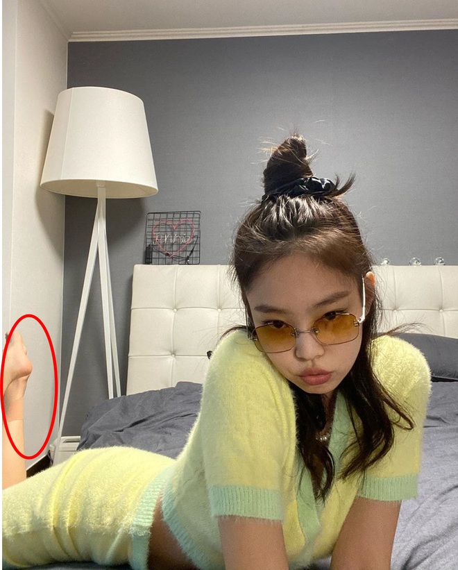Fan lo sốt vó khi Jennie chống nạng trong buổi livestream, tiết lộ hôm nay BLACKPINK mới bàn bạc về MV mới: comeback tháng 6 có kịp không? - Ảnh 5.