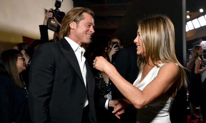 Xôn xao tin Brad Pitt cầu hôn vợ cũ Jennifer Aniston, hành động nắm tay công khai năm ngoái càng đáng nghi - Ảnh 2.