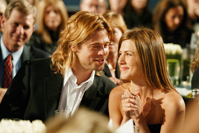 Xôn xao tin Brad Pitt cầu hôn vợ cũ Jennifer Aniston, hành động nắm tay công khai năm ngoái càng đáng nghi - Ảnh 1.