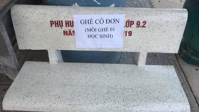 Những hình ảnh đáng yêu ngày đầu đi học lại: Sinh viên nhận hẳn 500k lì xì giữa tháng 5; kính chắn giọt bắn trở thành thời trang cực độc - Ảnh 7.