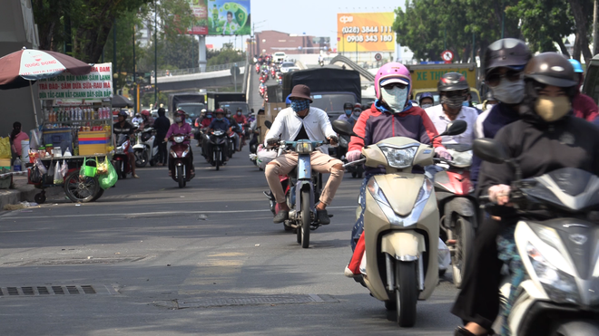 Clip: Chỉ số tia UV đạt ngưỡng rất cao vào buổi trưa ở Sài Gòn, người dân mệt mỏi khi phải di chuyển ngoài đường - Ảnh 3.