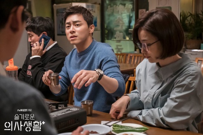 Giáo sư Jo Jung Suk tự cắt bớt 7 tỉ tiền cát-xê Hospital Playlist vì tin tưởng đạo diễn Shin Won Ho: Ngầu quá đi bố Woo Ju ơi! - Ảnh 3.