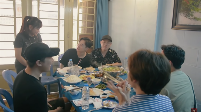 Trấn Thành rủ đàn em đến ăn quán của nghệ sĩ Hoàng Lan để ủng hộ nhưng hành động tặng quà mới gây chú ý nhiều nhất - Ảnh 7.