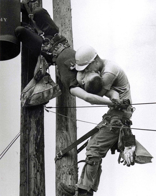 Nụ hôn đồng giới của hai công nhân ngành điện và câu chuyện thực sự đằng sau bức ảnh làm lay động bao trái tim - Ảnh 1.