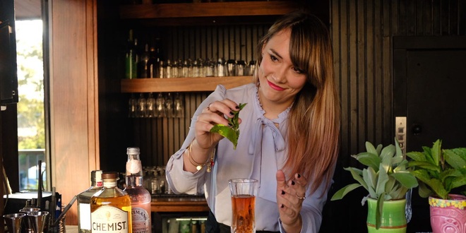 Đây là hành động mà bartender sẽ làm ngay nếu phát hiện có kẻ cố ý thả thứ gì đó vào đồ uống của người khác - Ảnh 3.