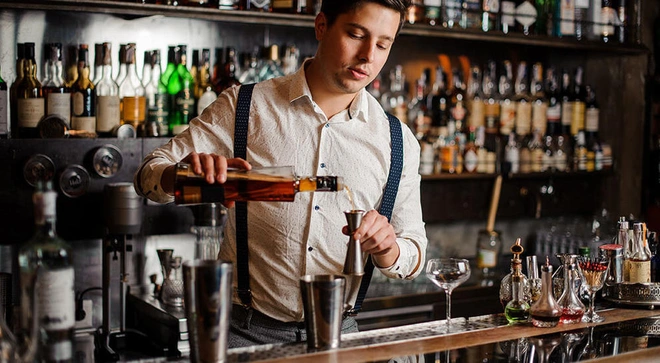 Đây là hành động mà bartender sẽ làm ngay nếu phát hiện có kẻ cố ý thả thứ gì đó vào đồ uống của người khác - Ảnh 1.