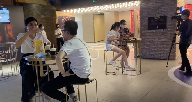 Khán giả đi coi phim ngày đầu tiên rạp mở cửa trở lại: Lượng ghế cắt một nửa, giãn cách triệt để từ nhân viên đến người xem - Ảnh 8.
