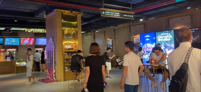 Khán giả đi coi phim ngày đầu tiên rạp mở cửa trở lại: Lượng ghế cắt một nửa, giãn cách triệt để từ nhân viên đến người xem - Ảnh 3.