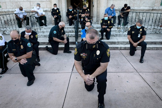 Nhiều cảnh sát Mỹ bất ngờ bỏ dùi cui, quỳ gối đồng hành cùng người biểu tình để tưởng niệm nạn nhân bị cảnh sát chẹt cổ chết - Ảnh 3.
