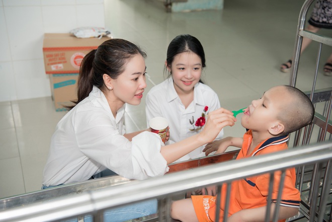 Tiểu Vy, Lương Thuỳ Linh cùng dàn Á hậu chung tay tặng quà cho trẻ em khuyết tật, mồ côi nhân ngày Tết thiếu nhi - Ảnh 6.