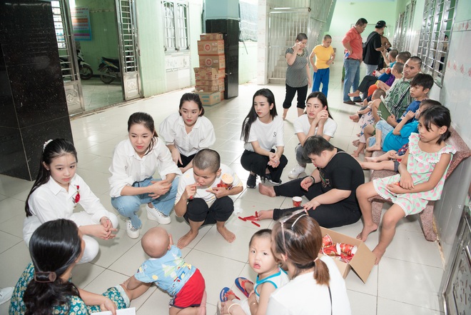 Tiểu Vy, Lương Thuỳ Linh cùng dàn Á hậu chung tay tặng quà cho trẻ em khuyết tật, mồ côi nhân ngày Tết thiếu nhi - Ảnh 15.