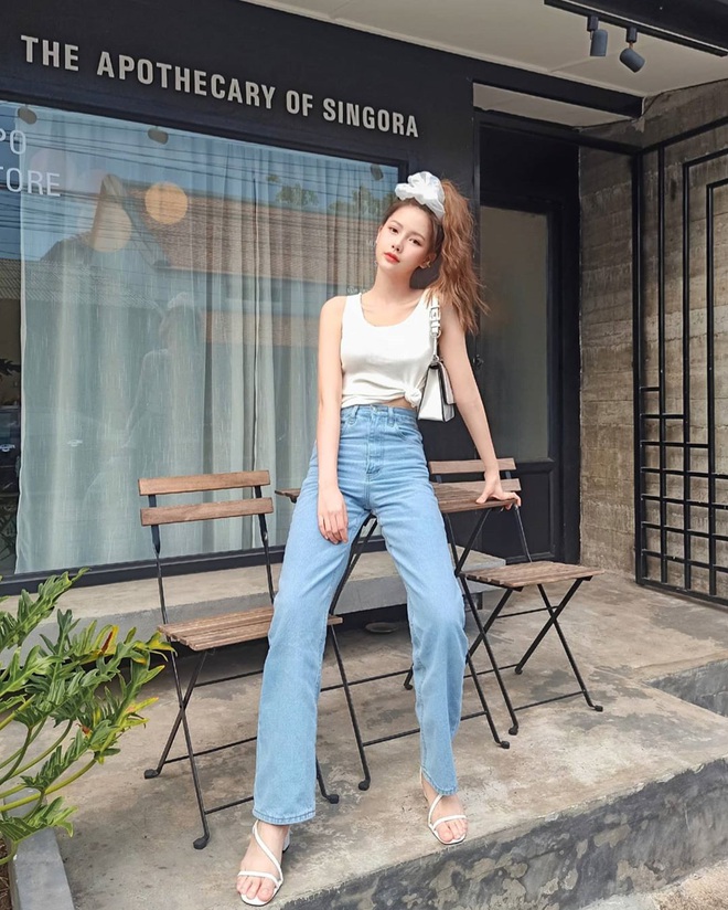 Quần jeans xanh sáng thống trị mùa hè và 14 tuyệt kỹ phối đồ chuẩn giúp bạn lên đời phong cách  - Ảnh 16.