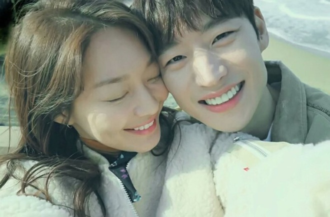 Những bức selfie siêu hiếm của minh tinh Hàn: Jeon Ji Hyun - Park Shin Hye tưởng lộ người yêu, Son Ye Jin cực tình bên ai kia? - Ảnh 10.