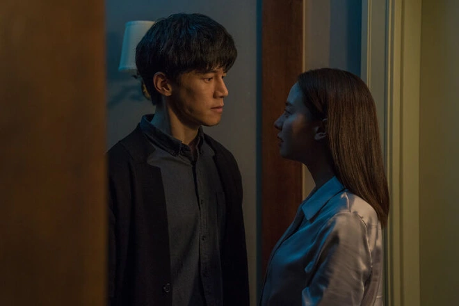 Mợ ngố Song Ji Hyo hóa ác nữ siêu bí ẩn, bị bóp cổ tưởng chết vẫn cười thản nhiên ở trailer Kẻ Xâm Nhập - Ảnh 4.