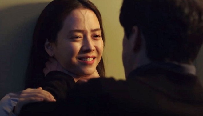Mợ ngố Song Ji Hyo hóa ác nữ siêu bí ẩn, bị bóp cổ tưởng chết vẫn cười thản nhiên ở trailer Kẻ Xâm Nhập - Ảnh 6.