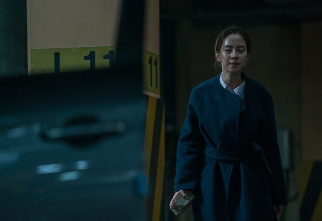 Mợ ngố Song Ji Hyo hóa ác nữ siêu bí ẩn, bị bóp cổ tưởng chết vẫn cười thản nhiên ở trailer Kẻ Xâm Nhập - Ảnh 8.