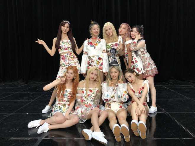 Nhận 100 cúp show âm nhạc và san bằng kỉ lục nhóm nữ của SNSD, TWICE hát encore bằng giọng em bé khiến fan ngã gục vì siêu dễ thương - Ảnh 2.