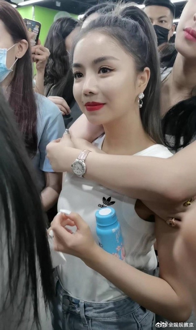 THE9 dự sự kiện sau debut: Ngu Thư Hân lộ diện sau ồn ào với Lisa, maknae gây sốt với body vượt mặt đàn chị - Ảnh 21.