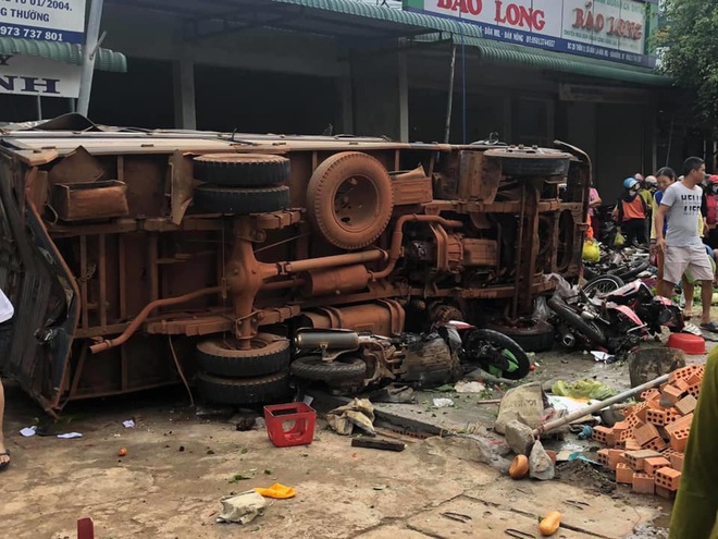 NÓNG: Kinh hoàng xe tải lao thẳng vào chợ, 5 người chết, nhiều người bị thương nằm la liệt - Ảnh 3.