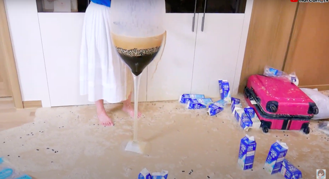 Làm trà sữa trân châu khổng lồ giống Bà Tân Vlog, Youtuber người Hàn lại có cái kết khiến dân mạng cười xỉu: Dọn nhà đến ốm luôn quá! - Ảnh 4.