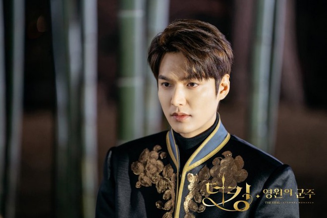 5 giả thuyết siêu hay ho nhưng sai bét về Quân Vương Bất Diệt: Lee Min Ho kẹt trong vòng lặp thời gian, Kim Go Eun đến từ thế giới khác - Ảnh 5.