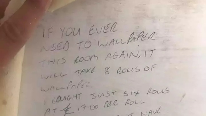 Trang trí sửa sang lại nhà cửa, cặp đôi vô tình phát hiện mẩu giấy nhắn của người chủ cũ giấu sau tường cách đây 23 năm  - Ảnh 1.