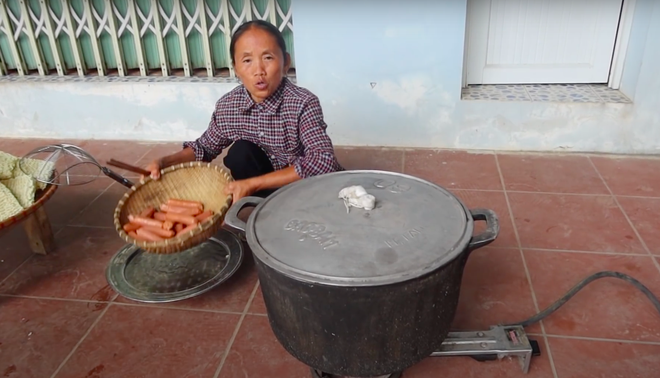 Thêm một nhân tố “phá đám” Bà Tân Vlog nhưng bà vẫn quyết tâm nấu ăn đãi các cháu, thay đổi cả thói quen bình thường để hoàn thành món ăn - Ảnh 4.