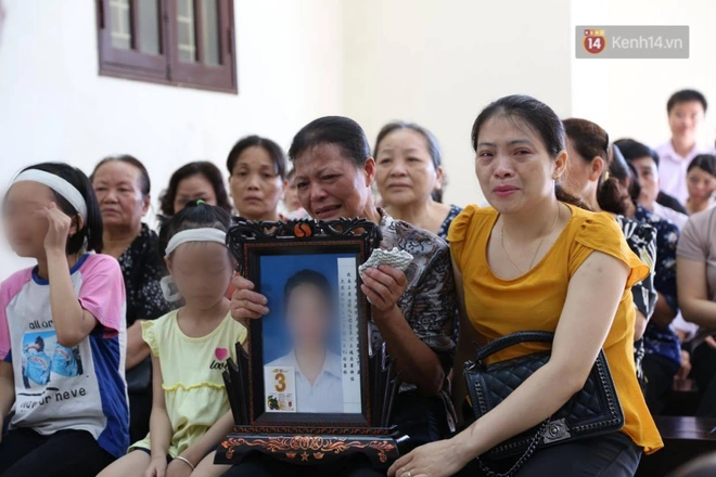 Hoãn phiên xử vụ cô gái yêu anh rể đầu độc chị họ ở Thái Bình, người thân nạn nhân ôm di ảnh khóc nghẹn - Ảnh 2.