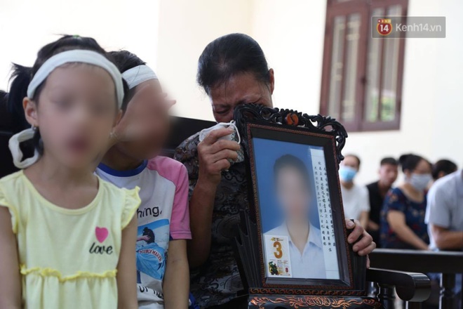 Hoãn phiên xử vụ cô gái yêu anh rể đầu độc chị họ ở Thái Bình, người thân nạn nhân ôm di ảnh khóc nghẹn - Ảnh 4.