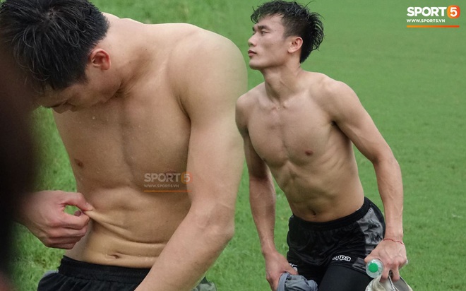 Bùi Tiến Dũng véo bụng đo mỡ thừa, sợ cơ bụng chuẩn không cần chỉnh bị che lấp - Ảnh 4.