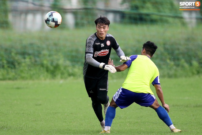 Bùi Tiến Dũng véo bụng đo mỡ thừa, sợ cơ bụng chuẩn không cần chỉnh bị che lấp - Ảnh 11.