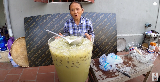 Bà Tân tung video làm cốc rau má đậu xanh siêu to khổng lồ, nhưng thứ mà dân mạng chú ý nhất lại là một câu “lỡ lời” của Hưng Vlog - Ảnh 10.
