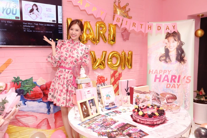 Hari Won hack tuổi và diện váy hồng đẹp rạng rỡ, vỡ oà hạnh phúc trong tiệc sinh nhật sớm - Ảnh 11.