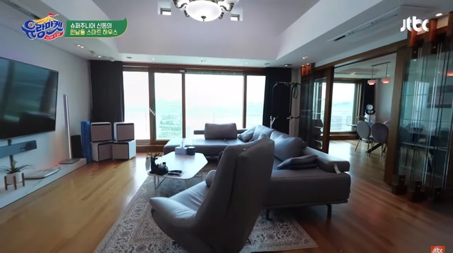 Shindong (Super Junior) khoe căn hộ mới cực sang chảnh nhìn ra sông Hàn, đáng chú ý là dàn máy tính gần 1 tỷ 2 VNĐ - Ảnh 3.