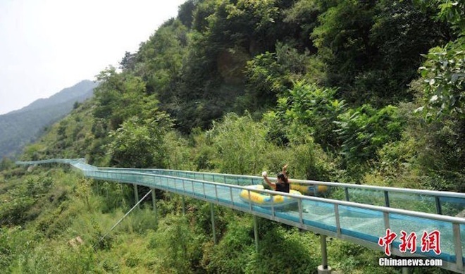 Chiếc máng trượt bằng kính “thót tim” nhất Trung Quốc đang gây tranh cãi dữ dội trên TikTok: Có thực sự an toàn cho du khách? - Ảnh 10.