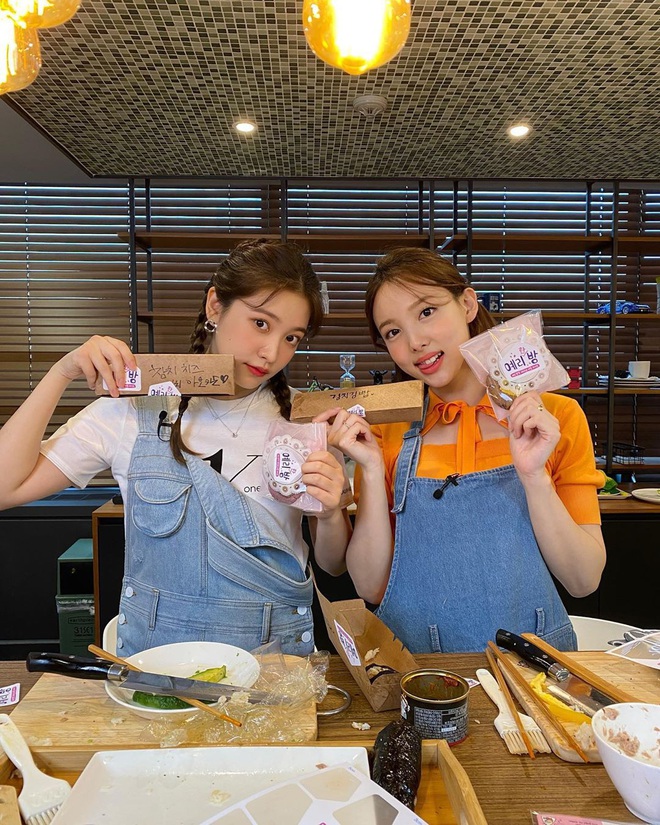 Nhìn Nayeon (TWICE) và Yeri (Red Velvet) làm bánh mà fan Việt chỉ muốn mời hai chị vào nhóm Ghét bếp: Thành quả biến dạng đến mức... nhạy cảm - Ảnh 2.