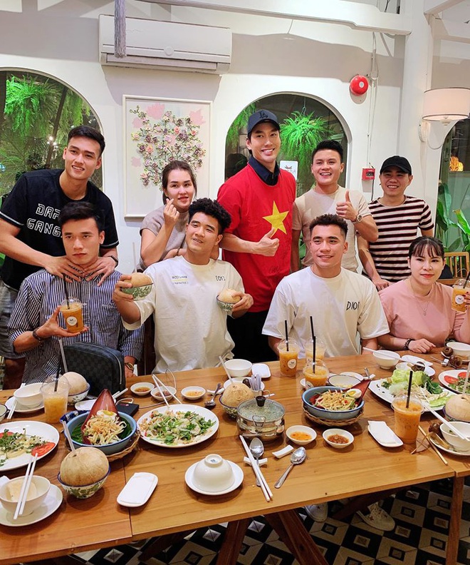 Người anh của Quang Hải trong tin nhắn hacker tiết lộ: Thường xuyên xuất hiện tại nhiều cuộc vui, bữa tiệc của cầu thủ nổi tiếng - Ảnh 5.