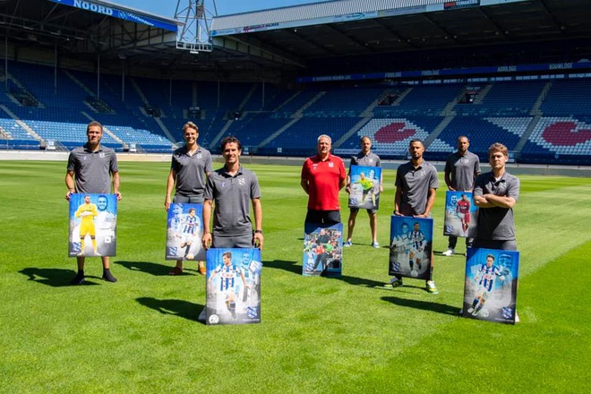 SC Heerenveen đăng ảnh chia tay hàng loạt cầu thủ, fan cứng thở phào vì không có Văn Hậu và mong CLB tạo thêm cơ hội  - Ảnh 1.