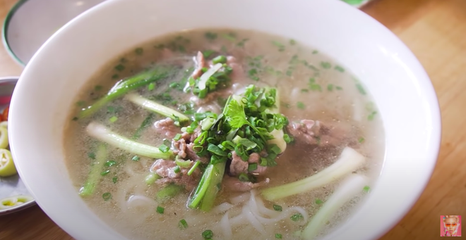 Quỳnh Anh Shyn vào Sài Gòn review 3 bát phở giá từ rẻ tới đắt nhất, fan tinh ý nhận ra một thói quen khó sửa của cô nàng trong video - Ảnh 5.