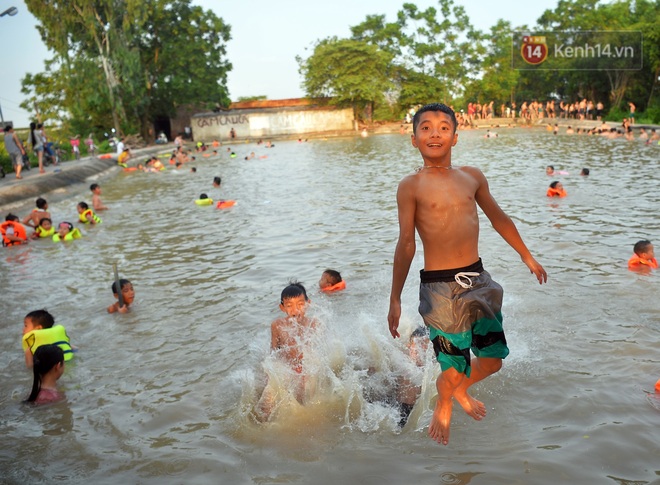 Những pha bật san tô và đùa nghịch với nước của lũ trẻ trong ngày nắng nóng đỉnh điểm - Ảnh 14.