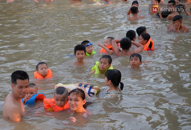 Những pha bật san tô và đùa nghịch với nước của lũ trẻ trong ngày nắng nóng đỉnh điểm - Ảnh 12.
