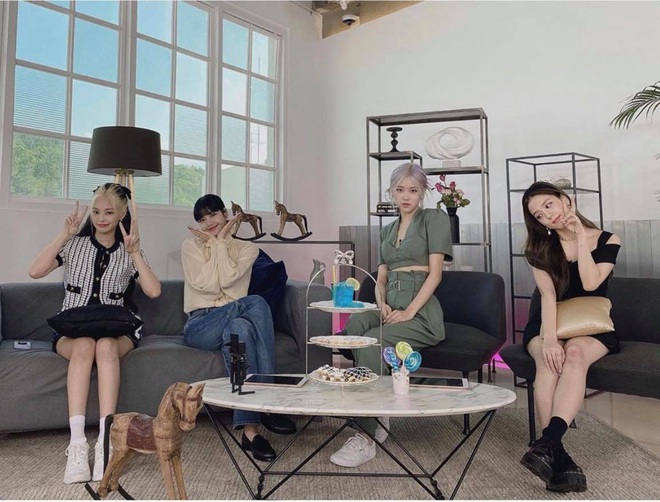 Liên tục bị stylist dí cho áo sến súa, Lisa dừ hơn hẳn 3 nàng Black Pink còn lại nhưng vẫn gây cháy hàng nhanh lẹ mới hay - Ảnh 4.