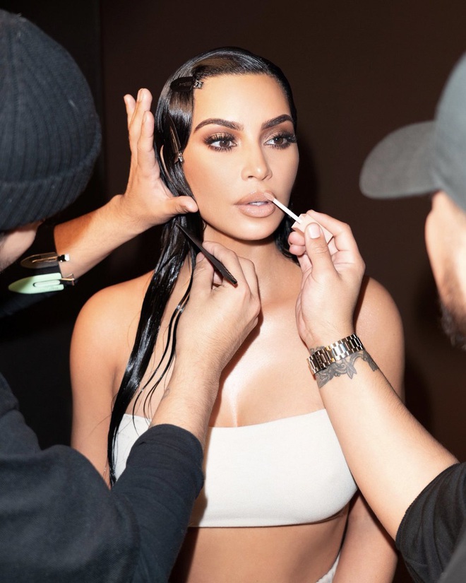 Không kém miếng cô em Kylie, đế chế mỹ phẩm của Kim Kardashian đã cán mốc tỷ đô  - Ảnh 3.