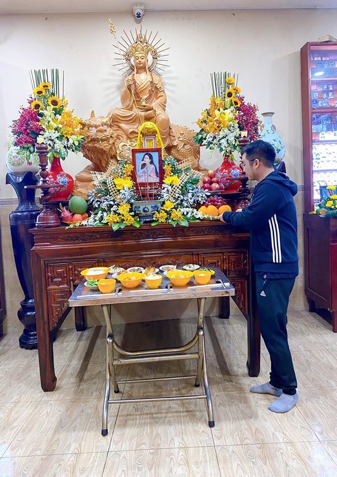 Bố mẹ Phùng Ngọc Huy thay mặt con trai làm lễ cúng 100 ngày cho Mai Phương, xuất hiện bên bảo mẫu bé Lavie - Ảnh 3.